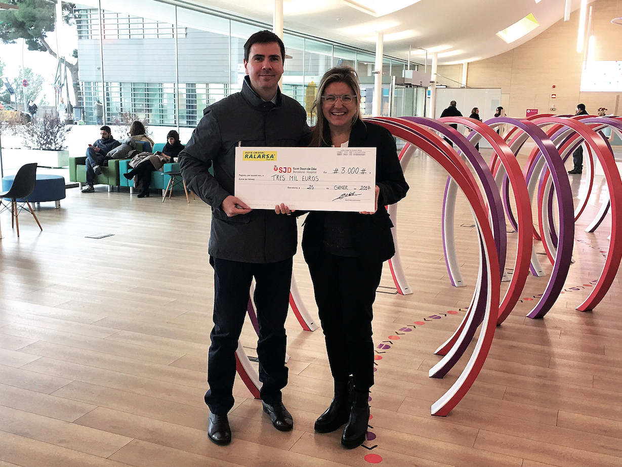 Imatge del lliurament del xec FOTO: Cedida