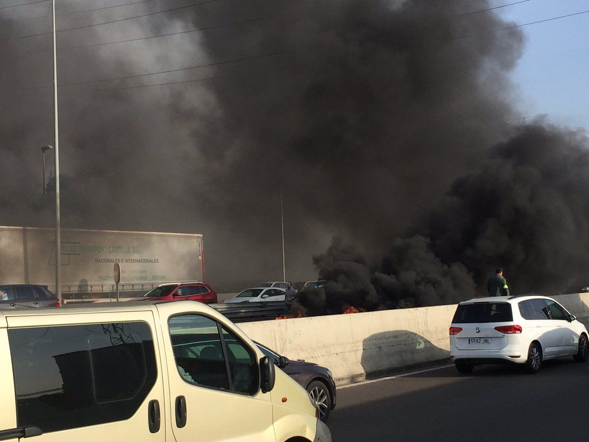 El foc dels neumàtics ha provocat molt de fum que s'ha pogut veure des de diverses parts @mrigall