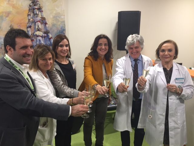 Moment de la inauguració, amb la direcció del centre i l'alcaldessa FOTO: L. Grau