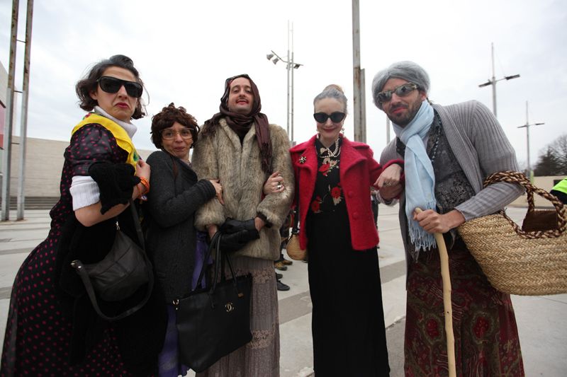 Les velles recorren els carrers amb les cercaviles del Ball de Gitanes FOTO: Lali Puig 