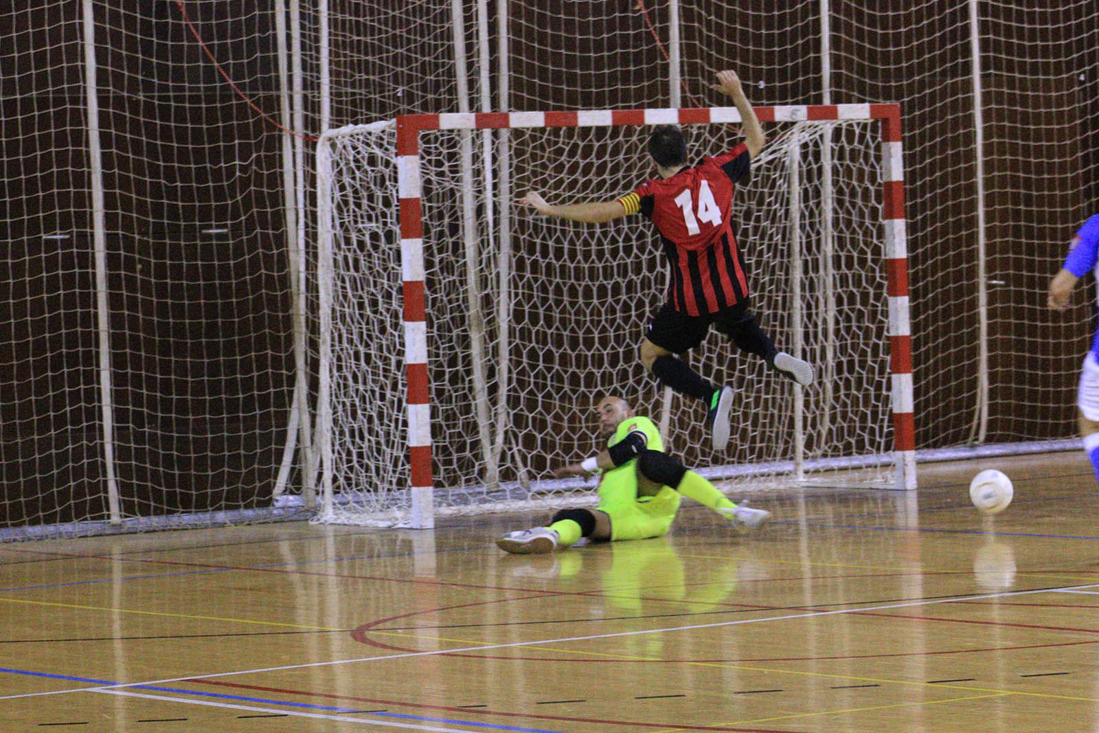 Adri, del FS Sant Cugat, i el porter Jose, de l'AE Centelles, en una acció del partit. FOTO: Lali Álvarez