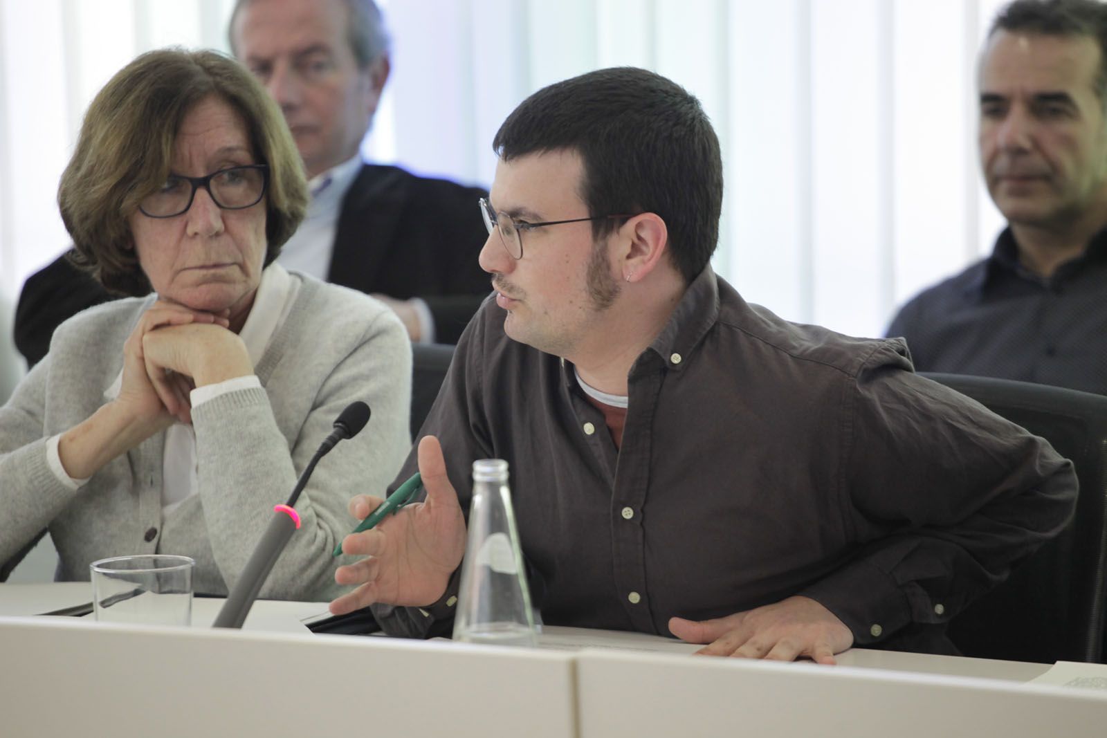 Ramon Gutierrez i Roser Casamitjana durant un ple municipal  FOTO: Artur Ribera