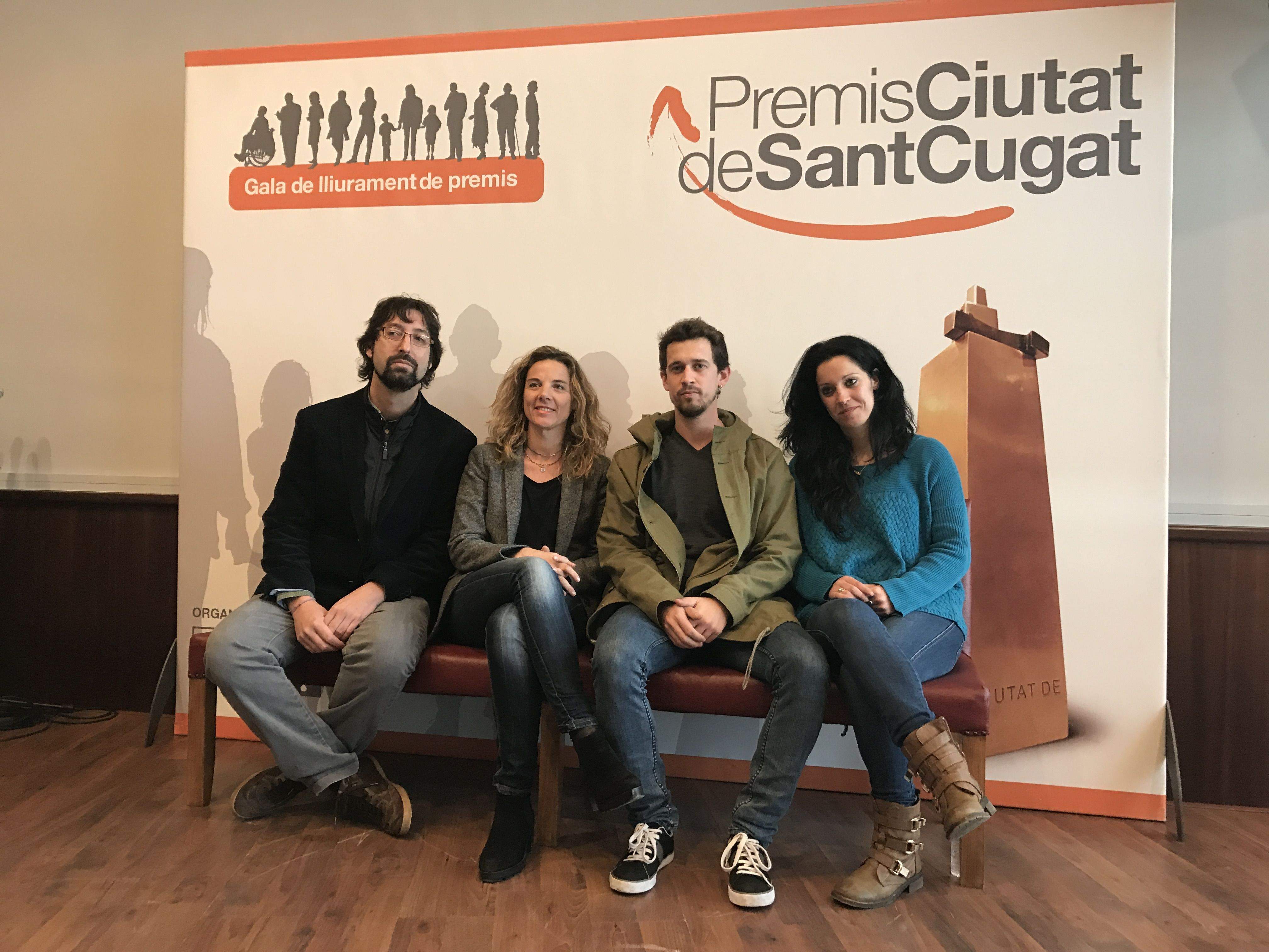 Roger Roca (Conservatori) , la tinent d'alcalde de Promoció Econòmica, Joana Barbany, el cantant Pere Martínez i Laia Martínez, de l'Esbart FOTO: Mireia Puente 