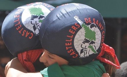 Imatge detall d'una abraçada canalla a Vilanova l'any 2016 FOTO: Mayte Gomà