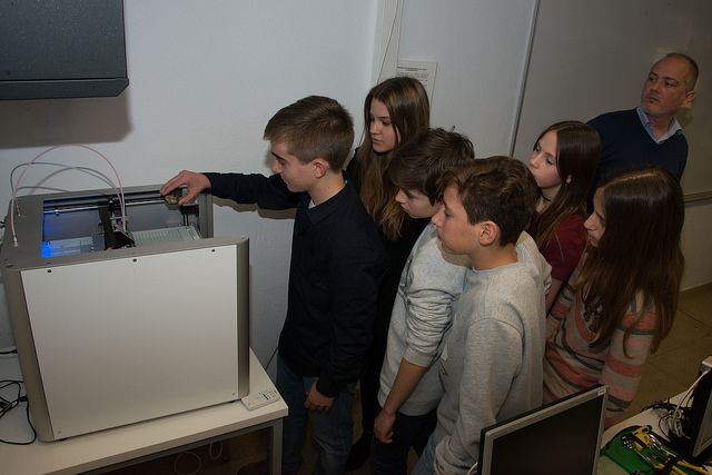 Alumnes de l'escola Avenç provant la nova impressora 3D FOTO: Localpres
