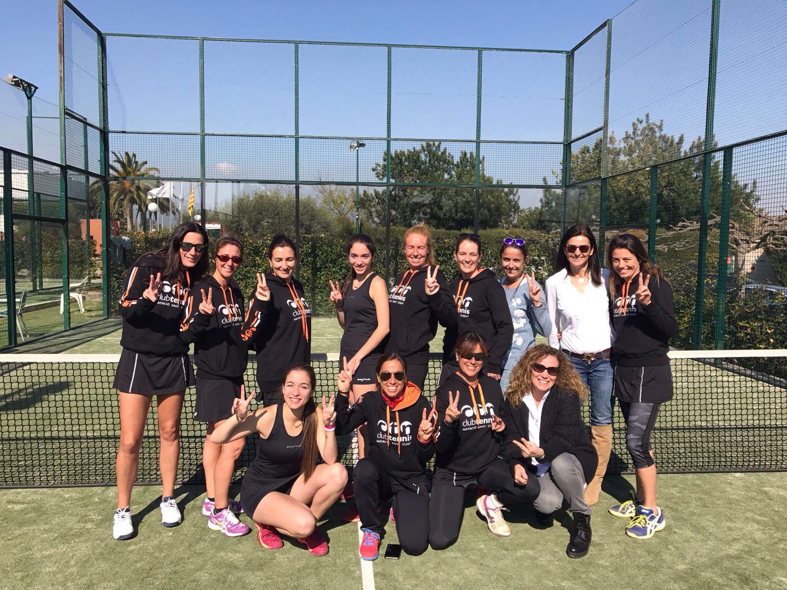 L'equip femení del CTN Sant Cugat després d'aconseguir l'ascens a la 2a Categoria del Campionat de Catalunya per equips de pàdel. FOTO: CTN Sant Cugat