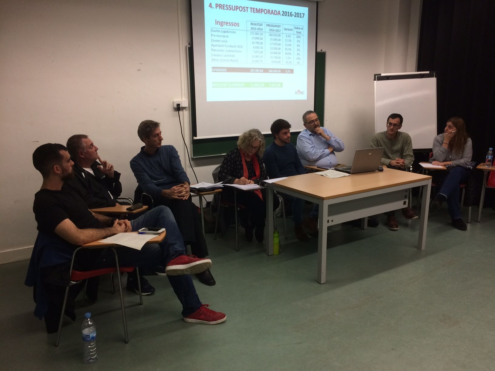 Eduardo Ferrer, el tercer a l'esquerre de la fotografia, és un dels candidats FOTO: À. L. P.