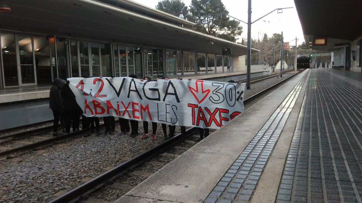 Estudiants de la Universitat Autònoma a les vies del tren FOTO: Sindicat d'Estudiants dels Països Catalans - UAB