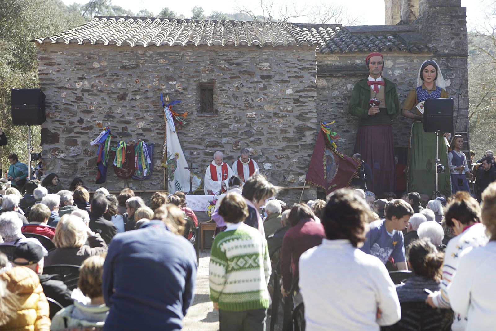 Centenars de santcugatencs s'apleguen a l'ermita de Sant Medir cada 3 de març FOTO: Artur Ribera 