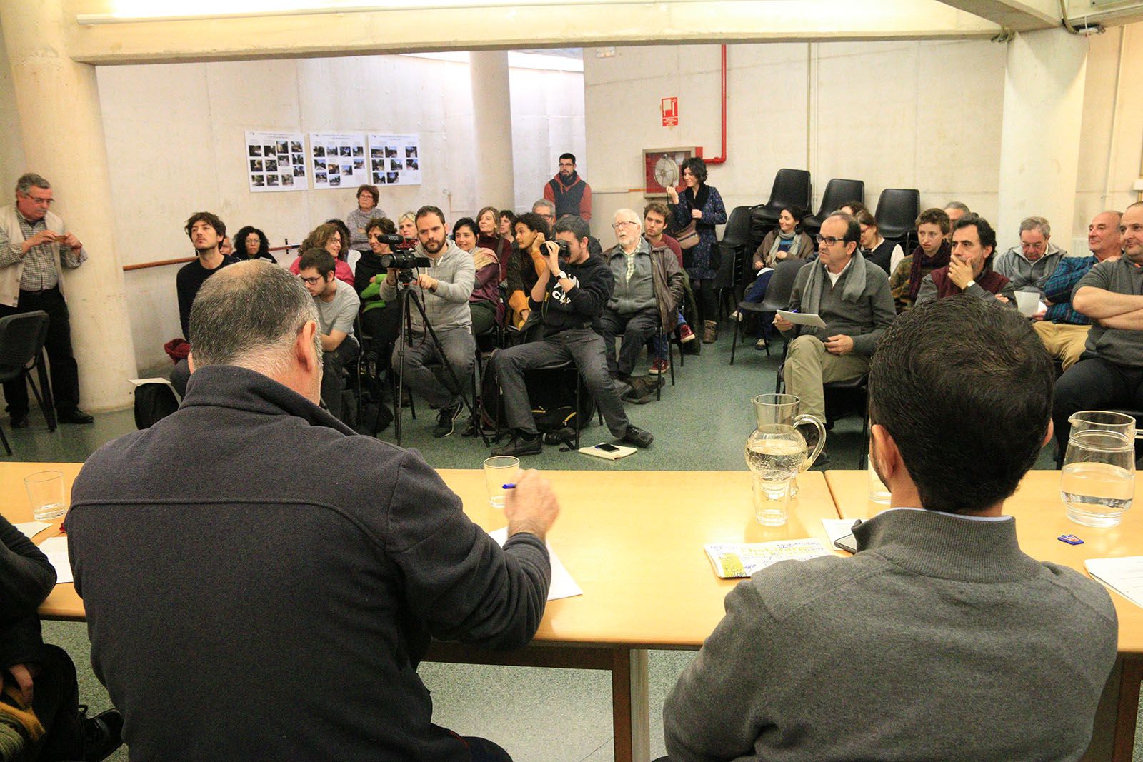 El debat s'ha celebrat al Centre Social i Sanitari de la Floresta FOTO: Lali Àlvarez