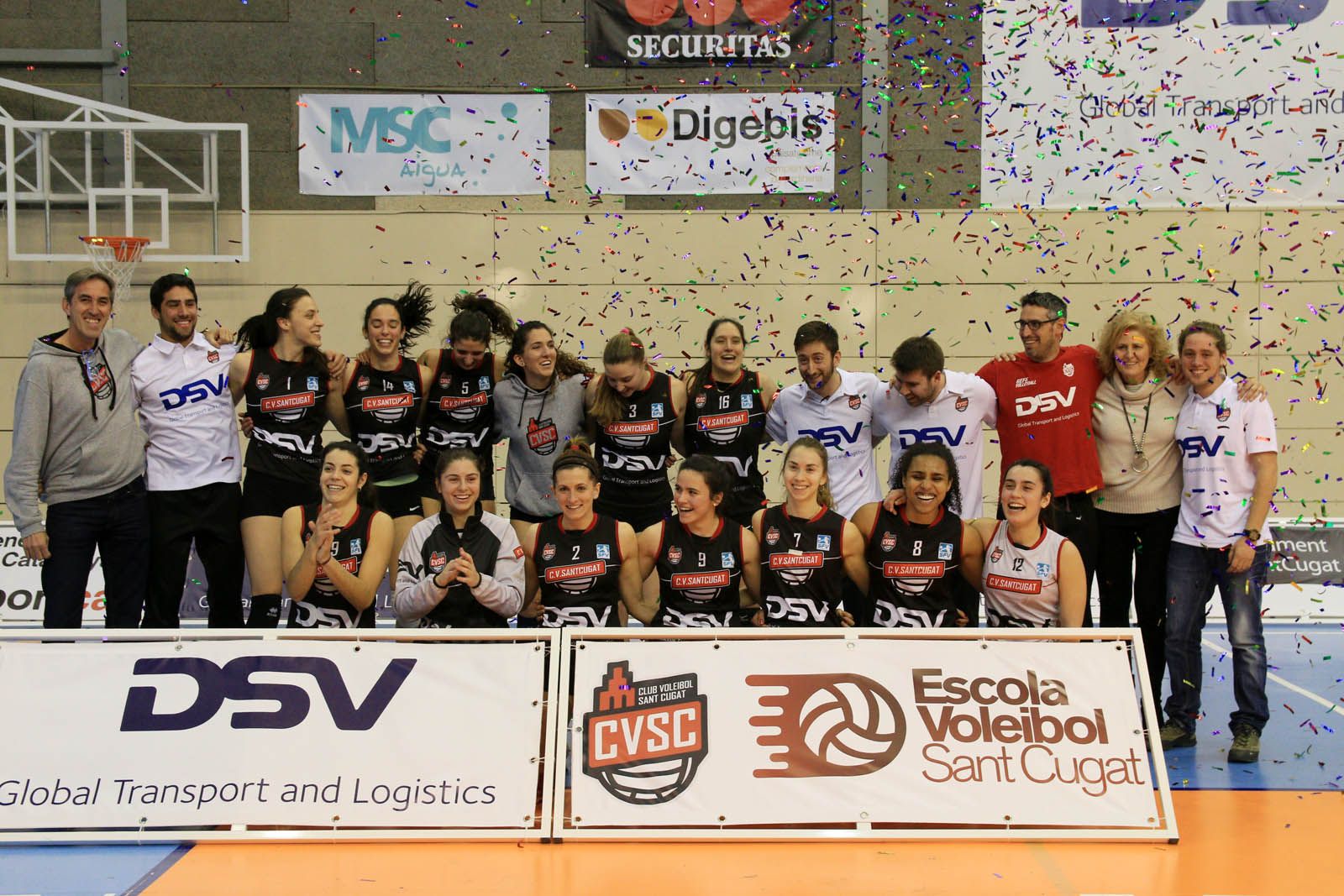 El DSV Club Voleibol Sant Cugat, celebrant la permanència a Superlliga 1 Femenina. FOTO: Lali Álvarez
