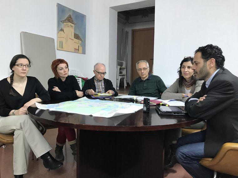 Membres de l’Associació Cerdanyola Via Verda, acompanyats per l’advocat que va presentar el contenciós FOTO: Laia Tardós
