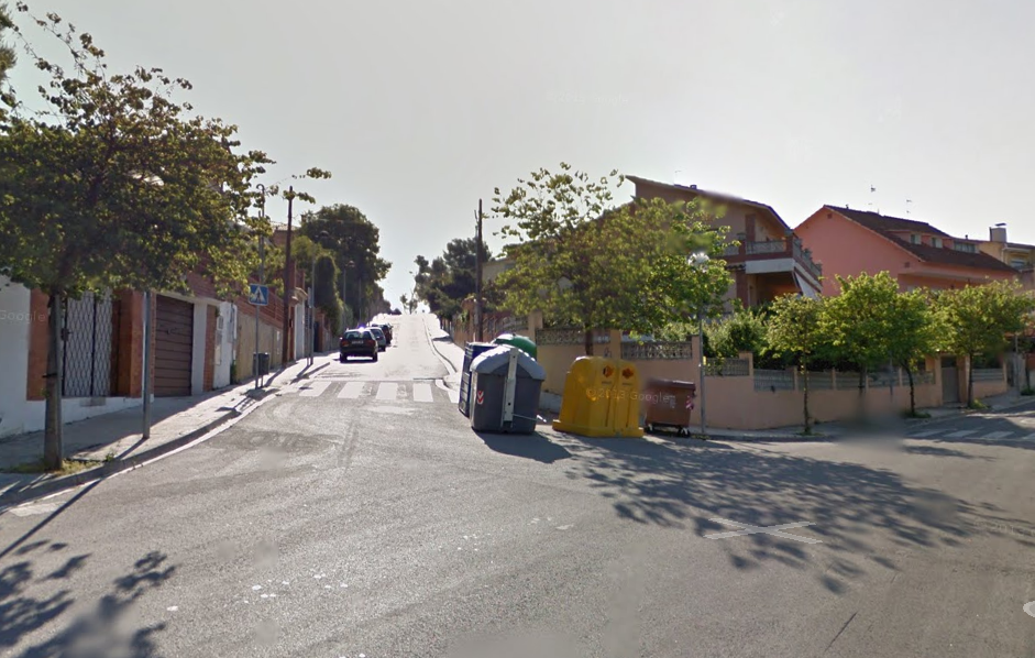 Els contenidors cremats es troben al carrer Golf de Biscaia FOTO: Google Maps 