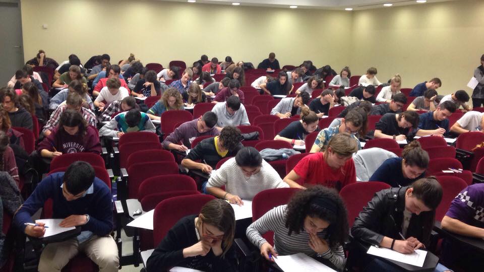 Alumnes durant la prova de dissertació FOTO: Departament d'Ensenyament