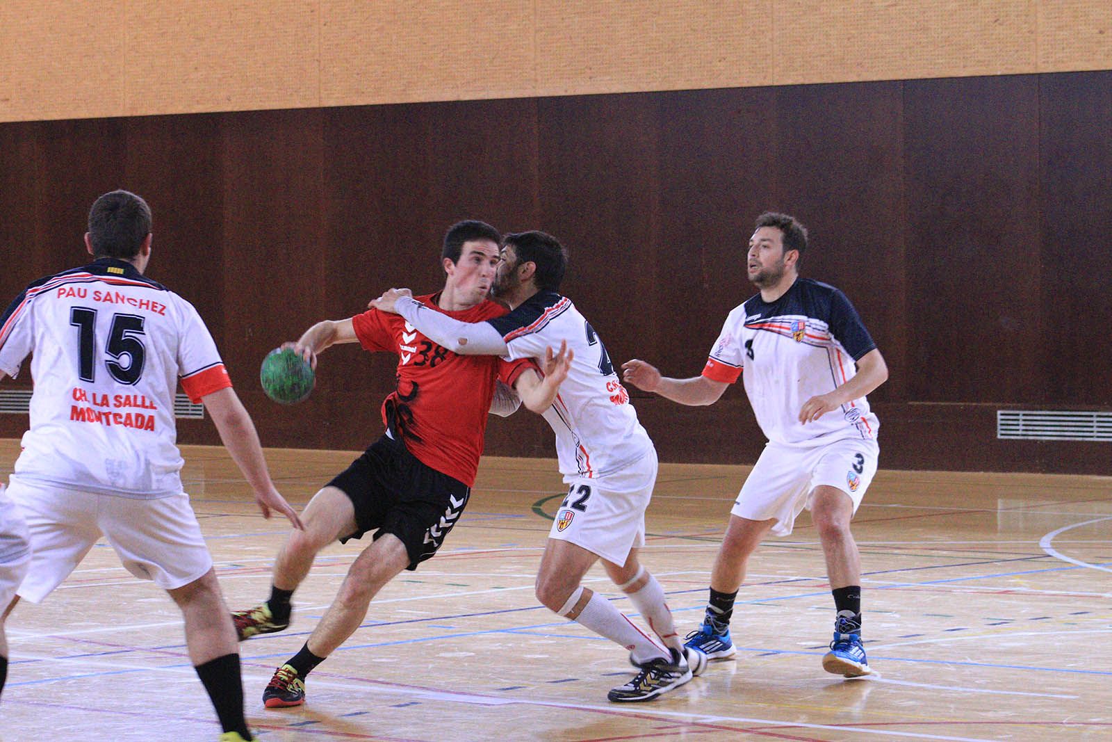 Pau Martínez, en una acció del partit entre el CH Sant Cugat i el CH La Salle Montcada. FOTO: Lali Álvarez