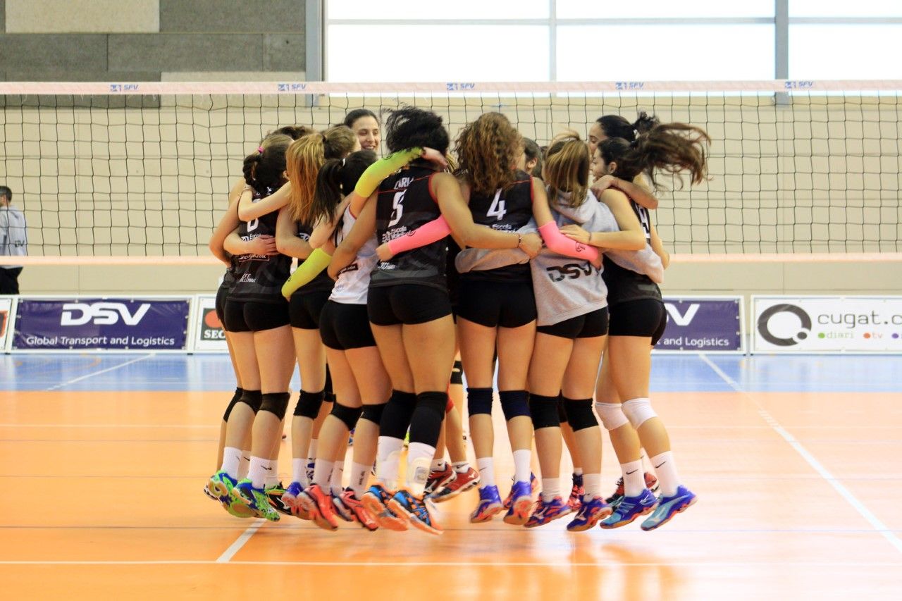 Les jugadores del DSV Club Voleibol Sant Cugat celebrant la permanència a la Superlliga Iberdrola. FOTO: Lali Álvarez