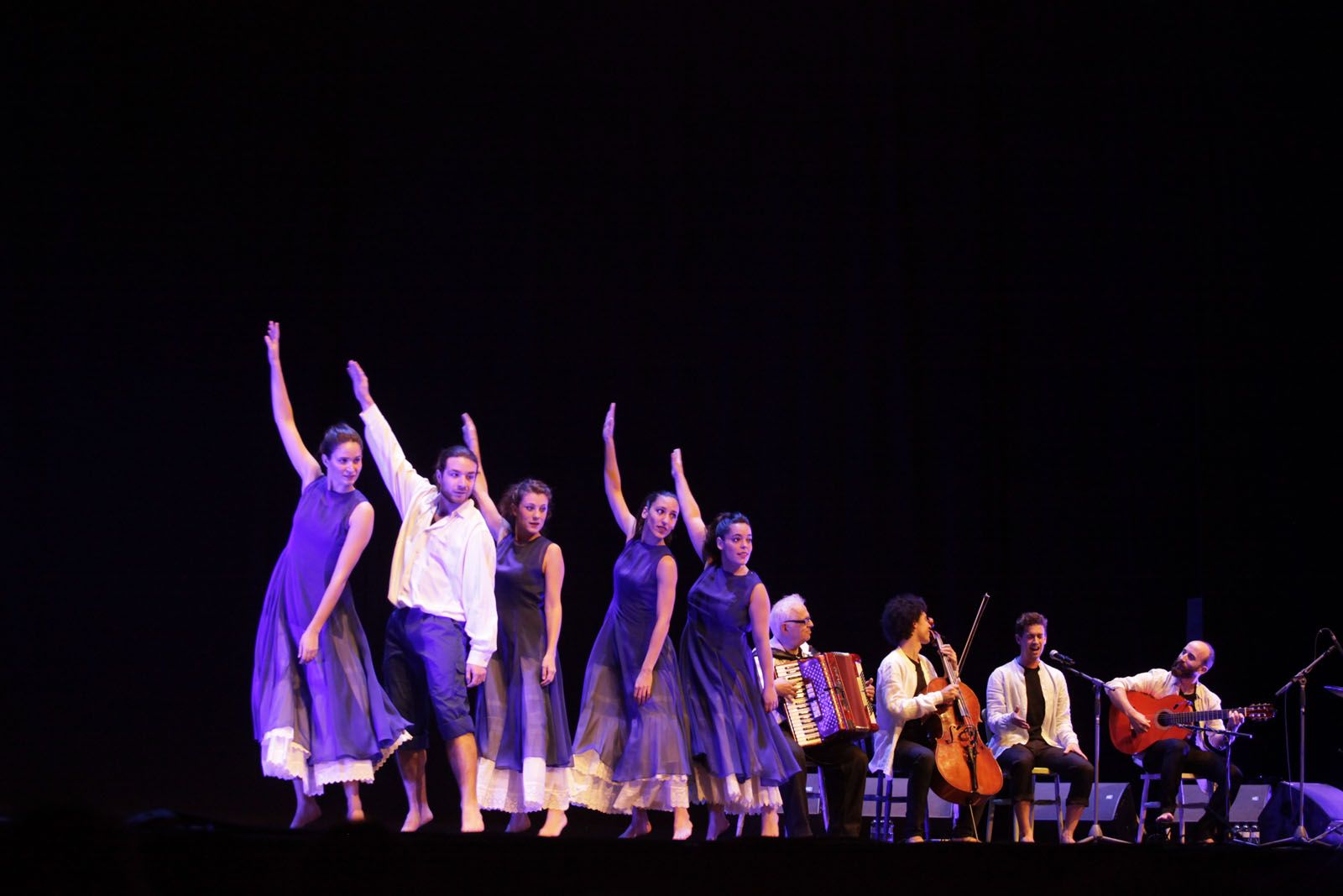 Actuació de l'Esbart i Pere Martínez, amb l'espectacle "Tants records" FOTO: Artur Ribera