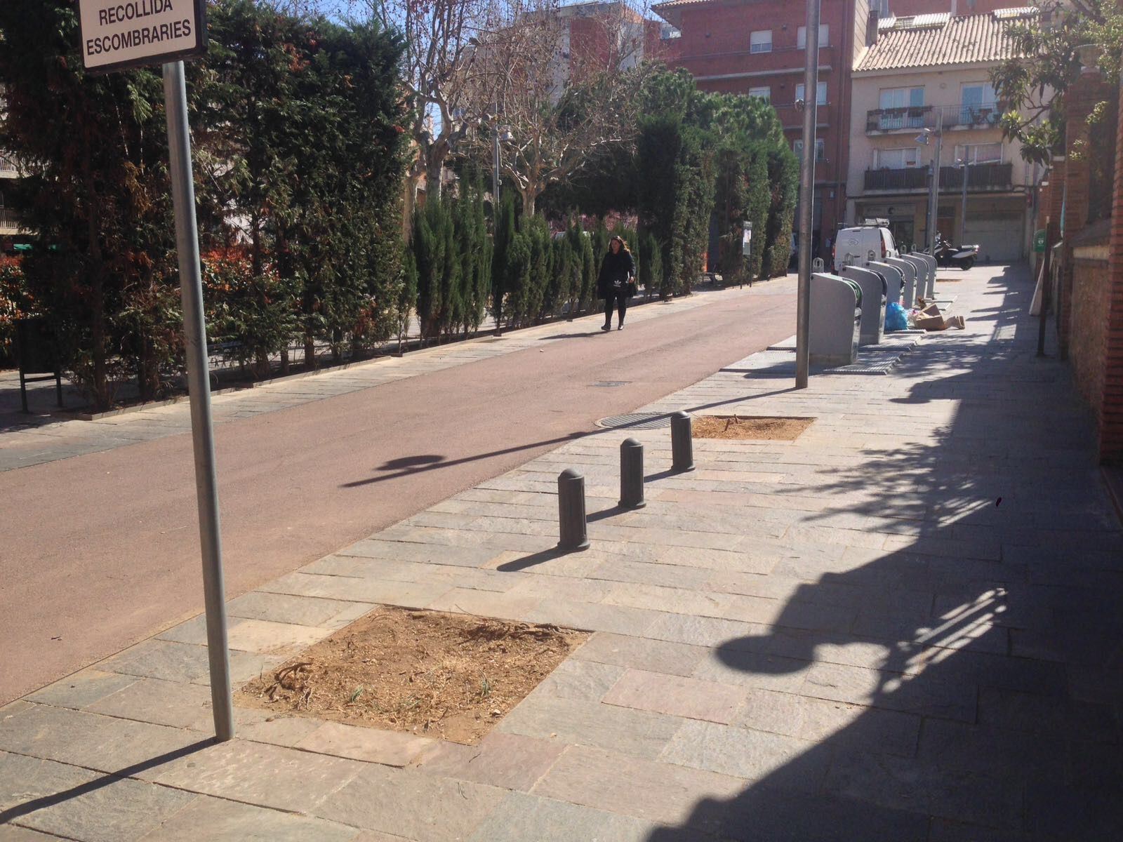 Imatge de la plaça d'en Coll després de talar els arbres FOTO: Artur Ribera 