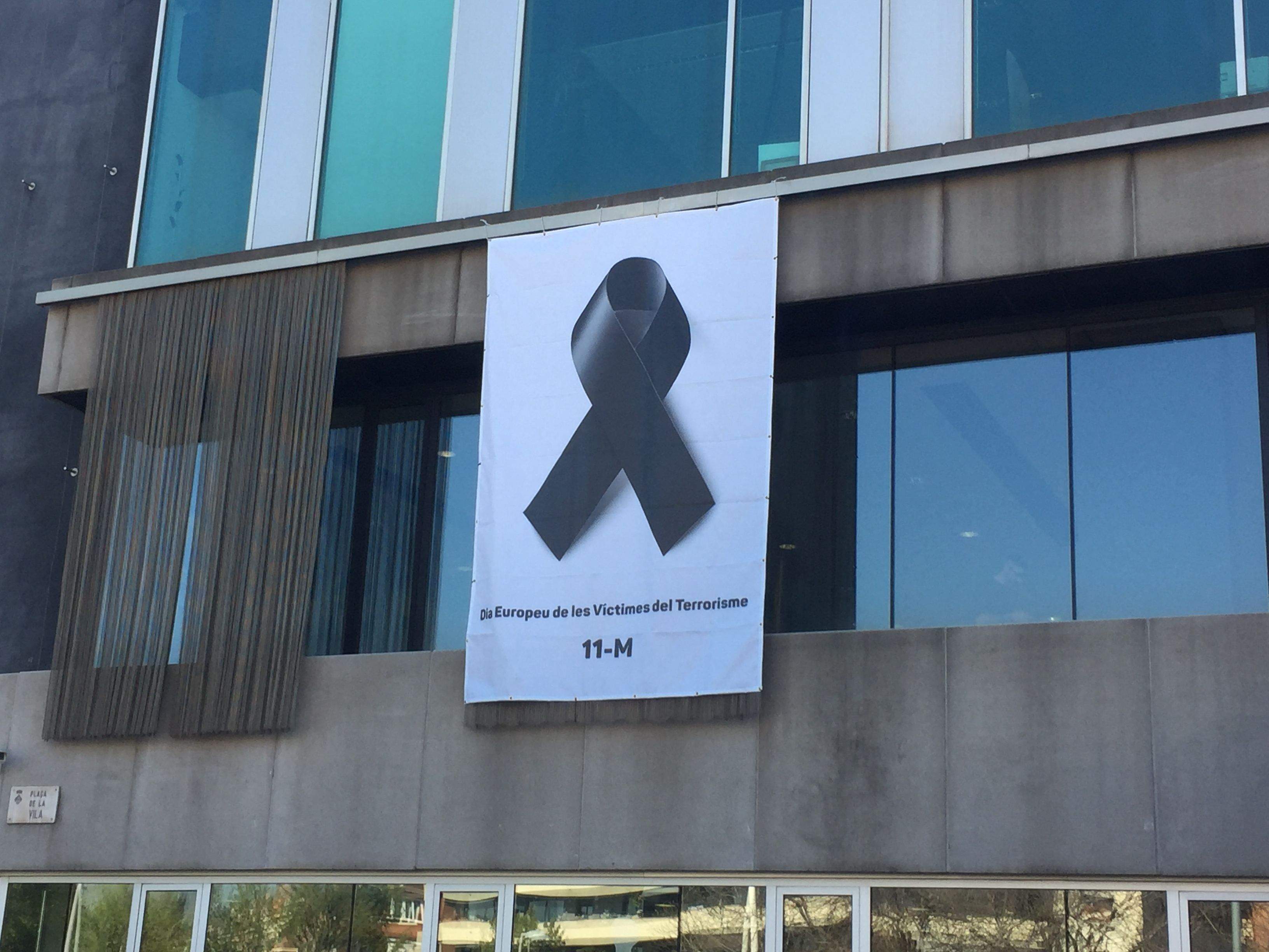 Pancarta commemorativa a les víctimes del terrorisme FOTO: Mariya Piedra 