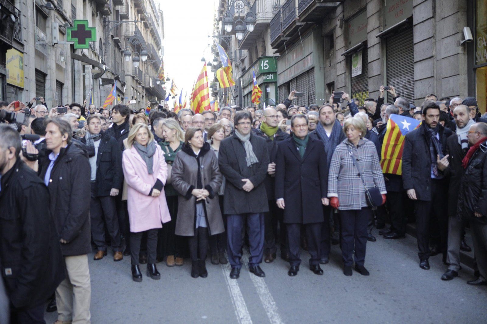 La comitiva avança cap al TSJC, just abans de l'inici del judici pel 9-N, el 6-F de 2017 FOTO: Jordi Borràs