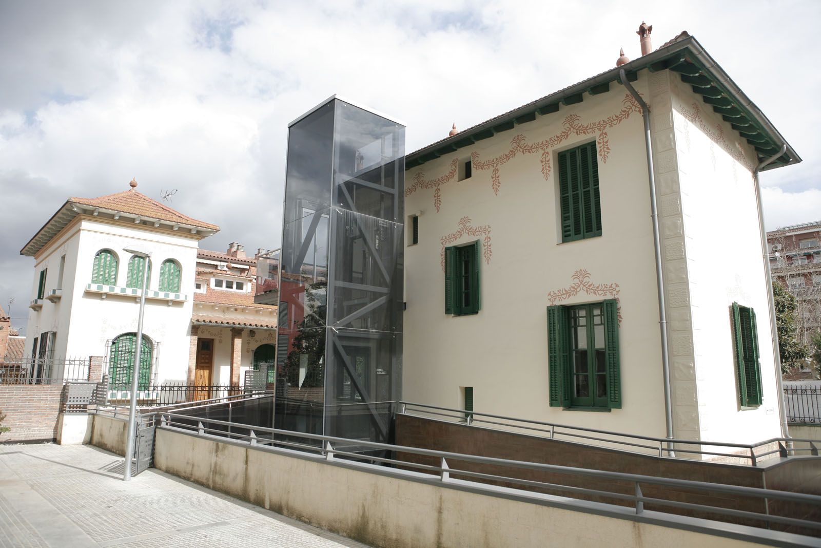 El Xalet Negre està a la plaça d'en Coll FOTO: Artur Ribera 