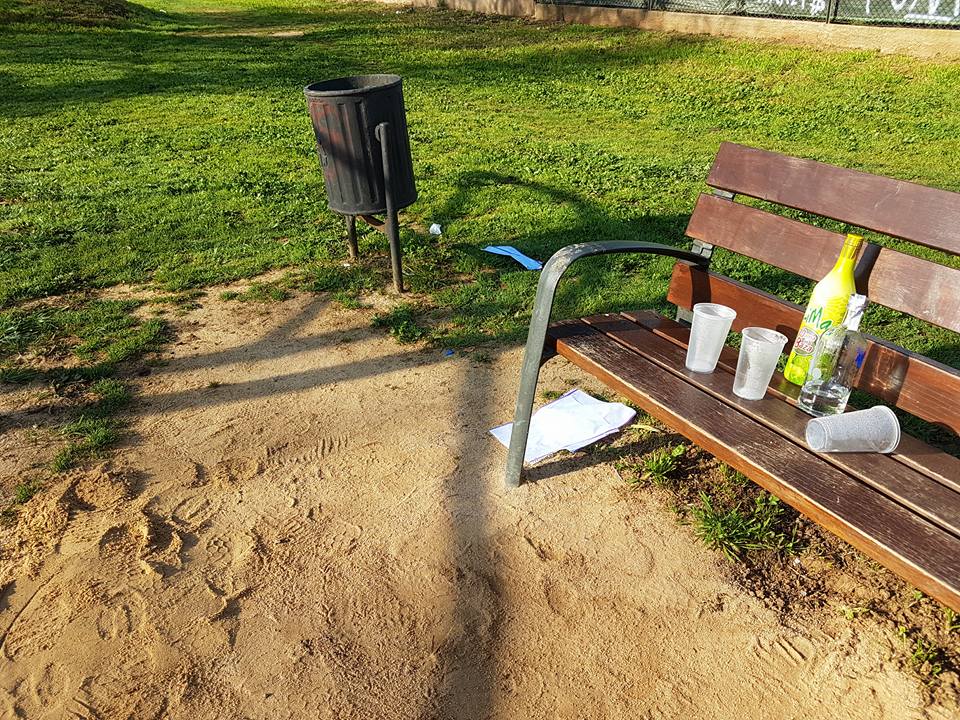 Restes de 'botellón' al prc de Ramón Barnils FOTO: Cedida