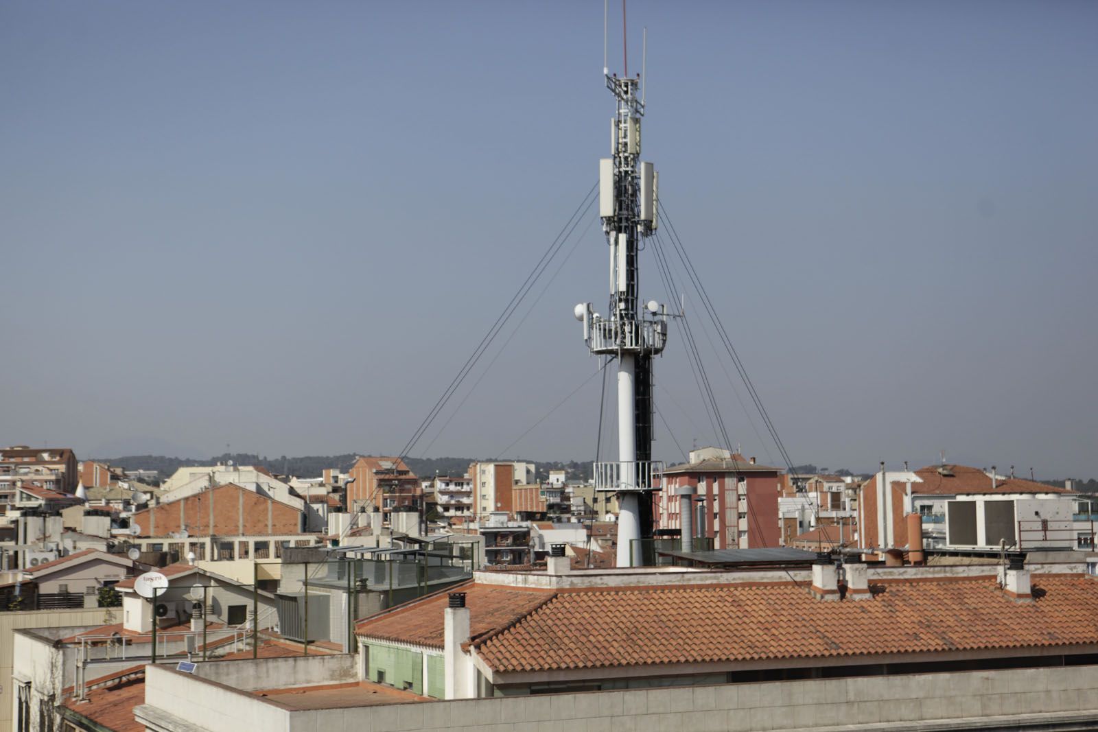 Una de les antenes que hi ha a Sant Cugat, per la zona entre rambla del Celler i Francesc Moragas FOTO: Artur Ribera