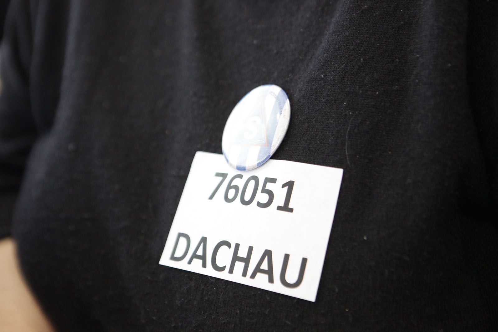 Un familiar d'una de les tres víctimes Santcugatenques de l'holocaust assistent al ple mostra el número del seu pare