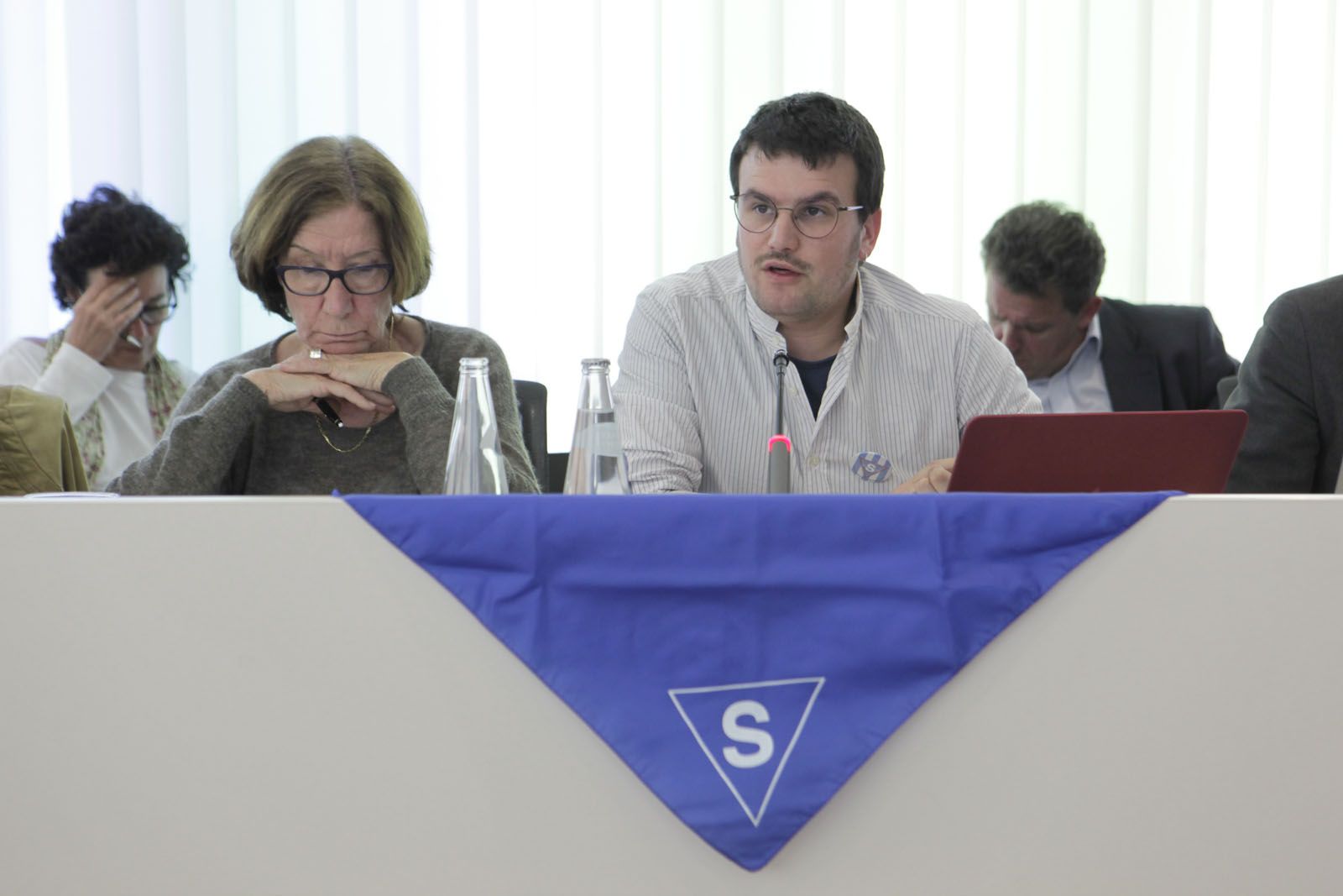 El grup municipal de les CUP-PC junt amb ICV-EUIA han mostrat aquest mocador en reconeixament a les victimes del nazisme