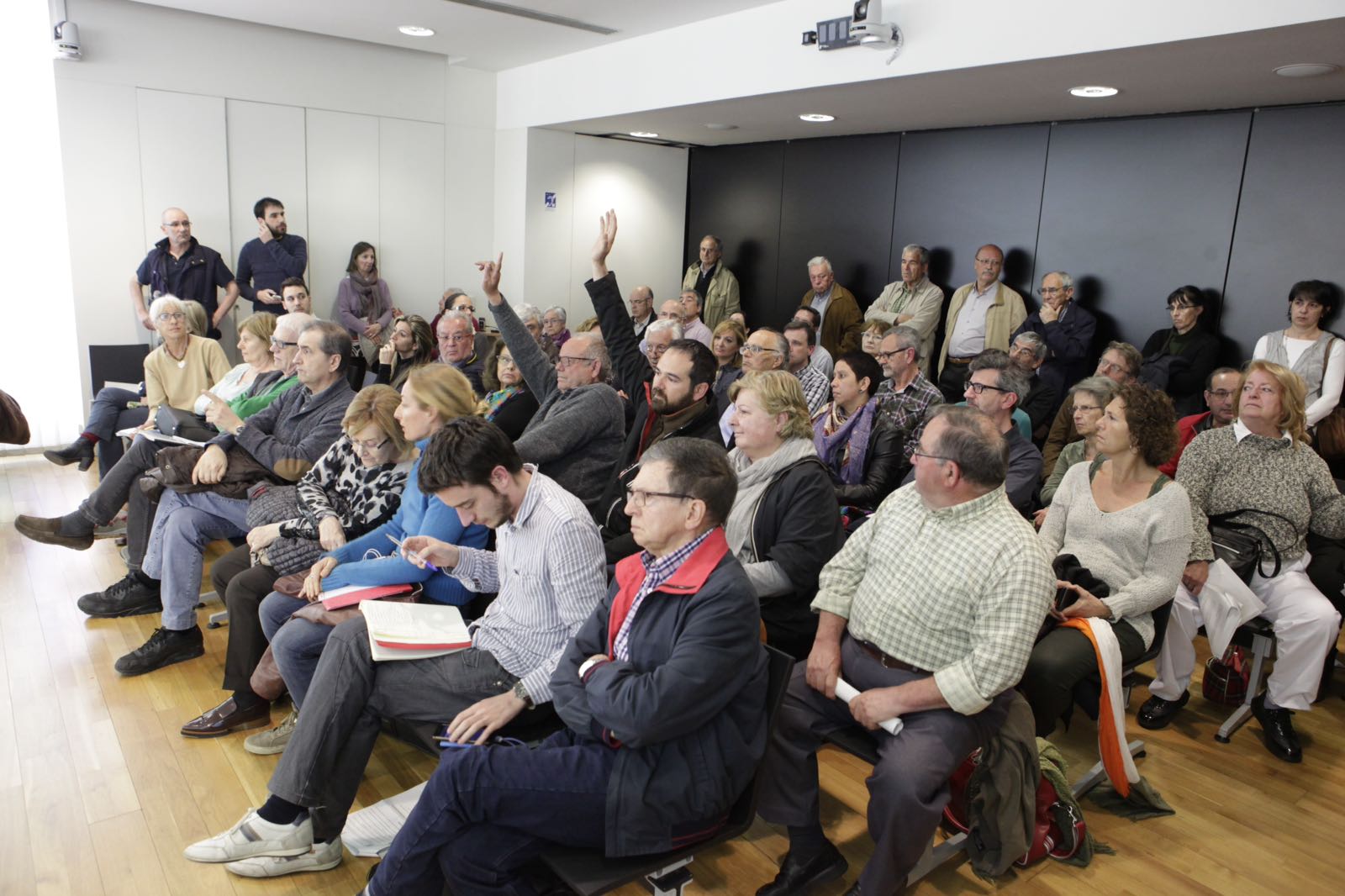La sala de plens s'ha omplert durant el torn de participació ciutadana del ple. FOTO: Artur Ribera