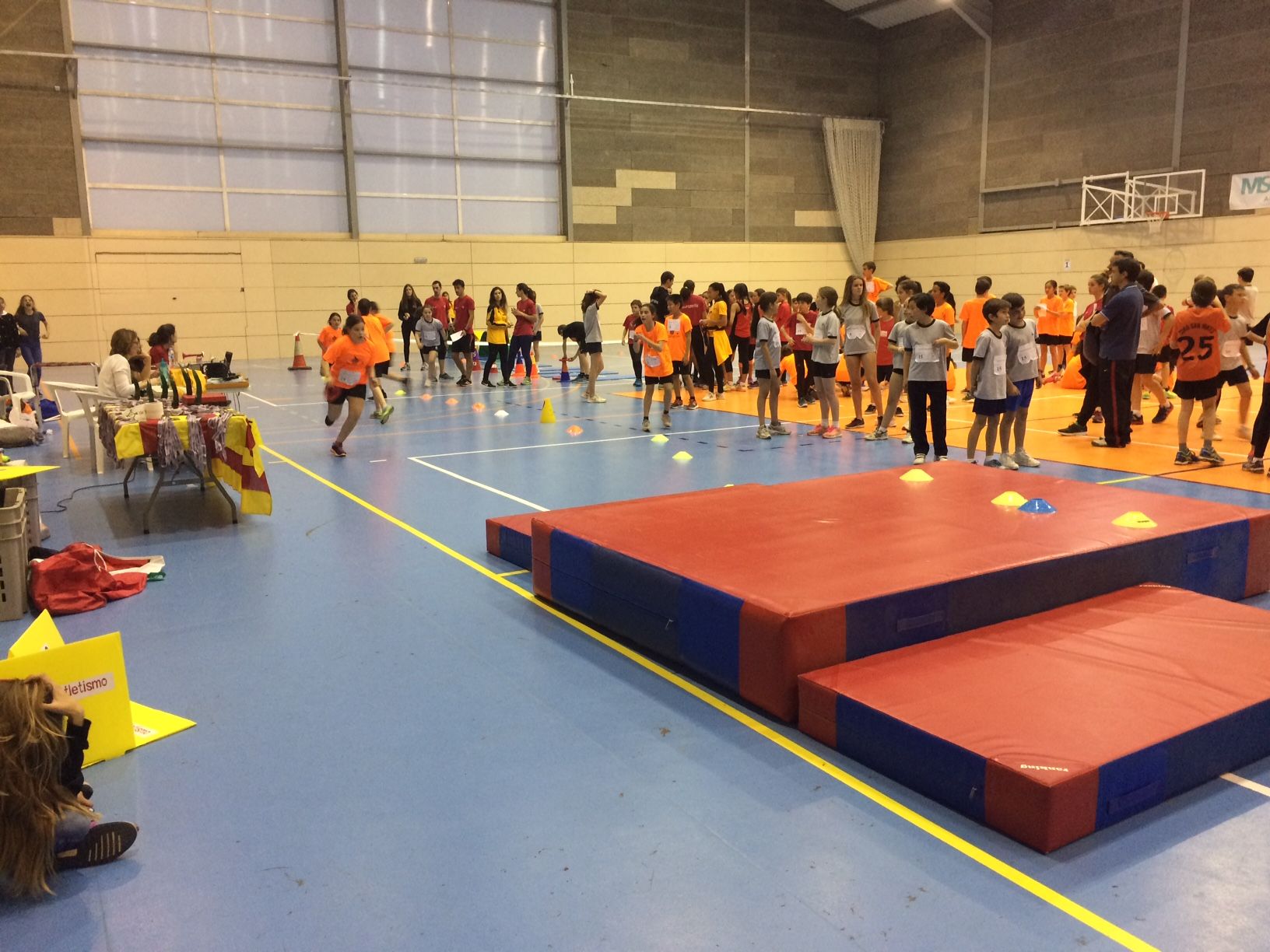 La fase final del Jugando al Atletismo a Catalunya s'ha fet al Pavelló de Valldoreix. FOTO: À. L. P.