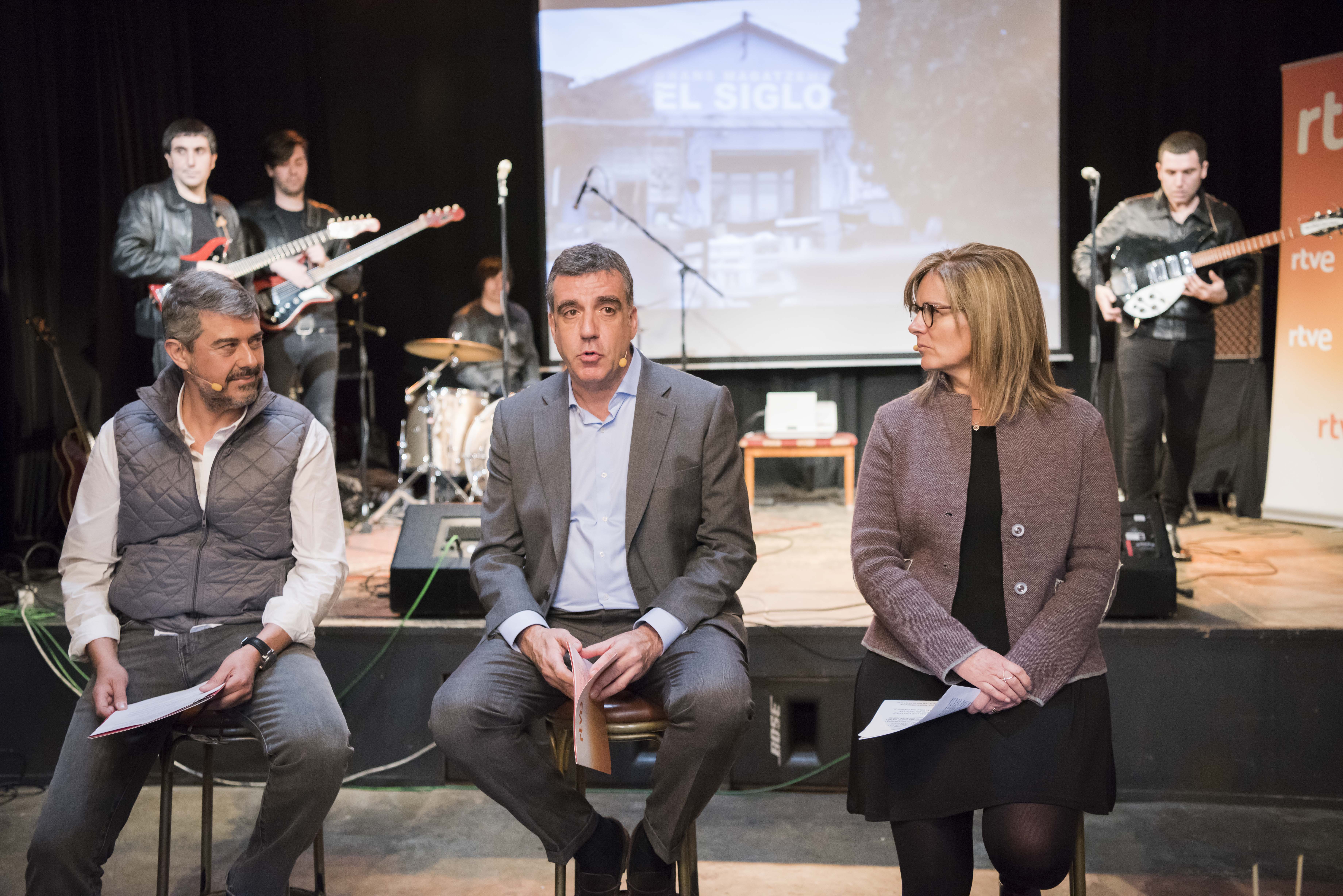 Goyo Prados, el presentador del programa; Carles González, director de RTVE Catalunya; i Anna Cler, directora de producció de programes de TVE Catalunya FOTO: Cedida 