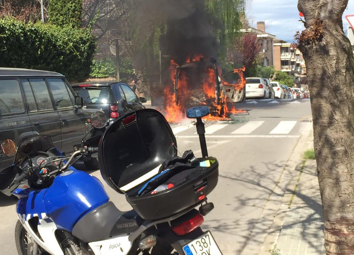 Imatge de la furgoneta cremant FOTO: Ricard Ramos