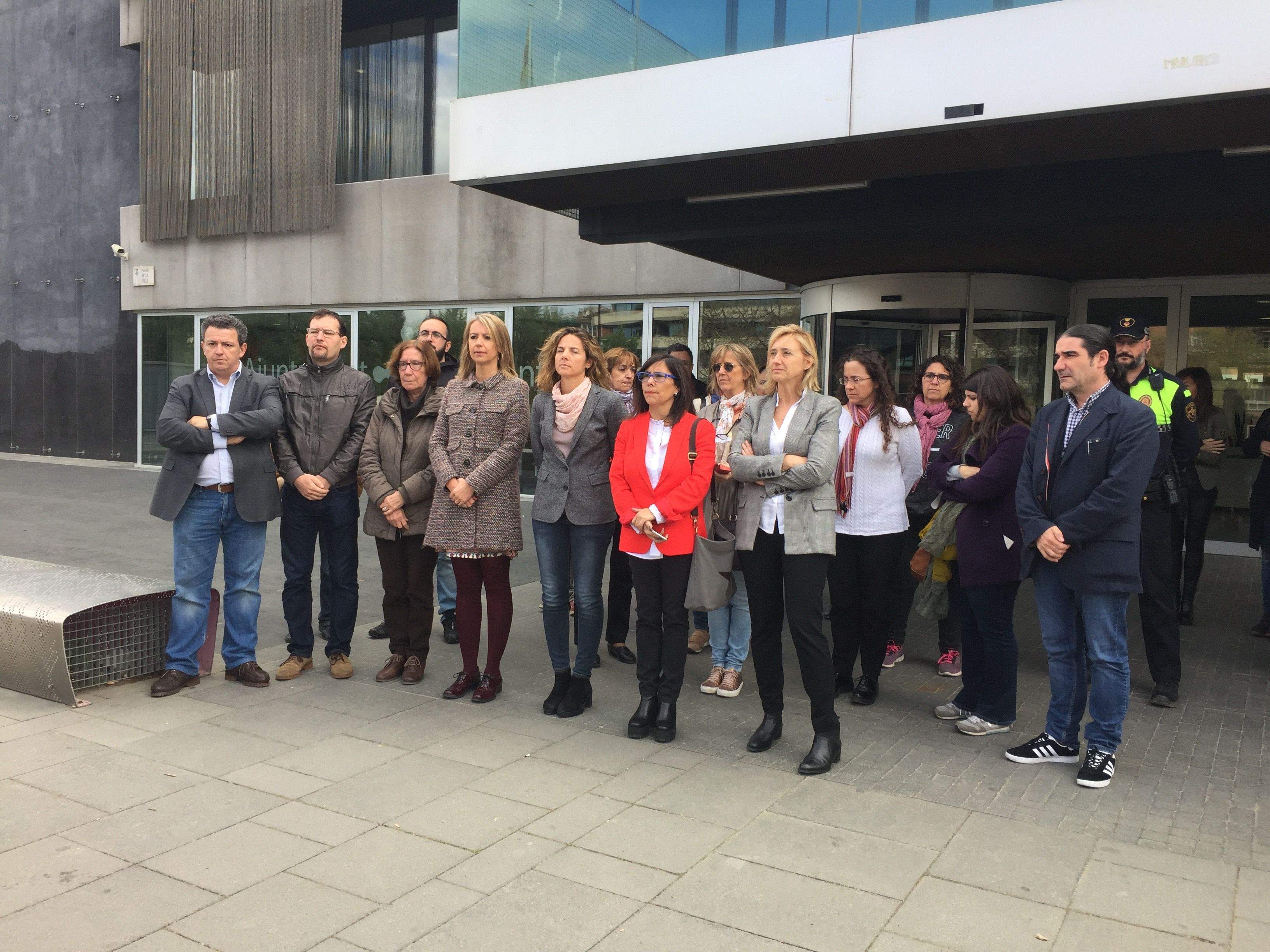 Minut de silenci aquest dijous, 23 de març, davant l'Ajuntament de Sant Cugat FOTO: Mariya Piedra