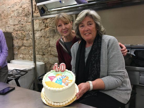 El col·lectiu Violeta Denou, format per la santcugatenca Asun Esteban i Carlota Goyta, celebrant l'aniversari  FOTO: ACN