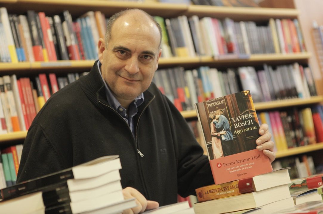 L'escriptor i periodista de Sant Cugat Xavier Bosch en una entrevista al TOT FOTO: Artur Ribera