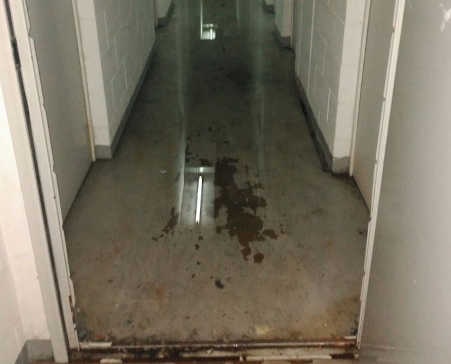 Els trasters del carrer de Vallseca 30 s'han inundat FOTO: Cedida