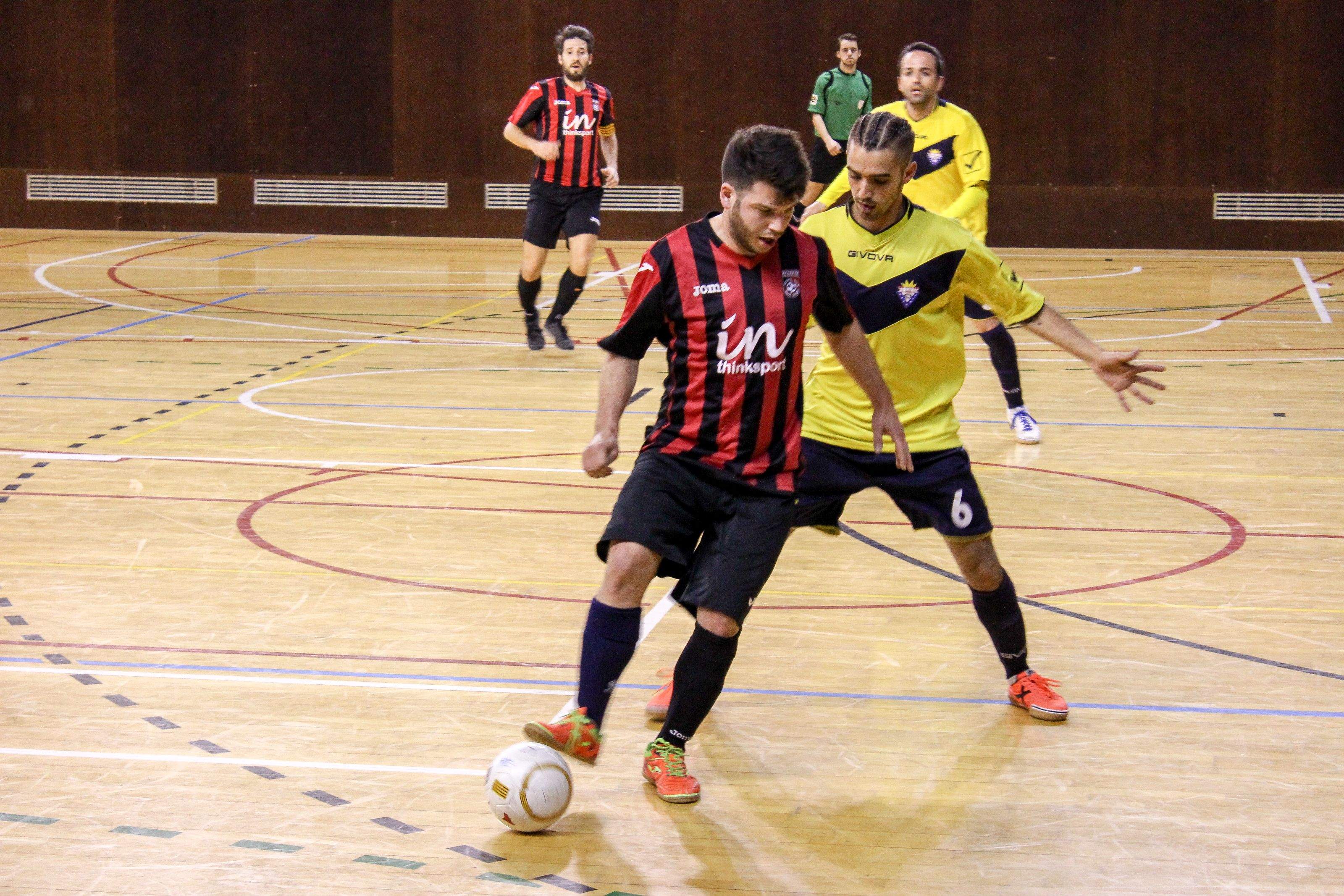 El jugador del FS Sant Cugat, Xaus, en una jugada del partit amb el Futsal Lliçà de Munt. FOTO: Ale Gómez