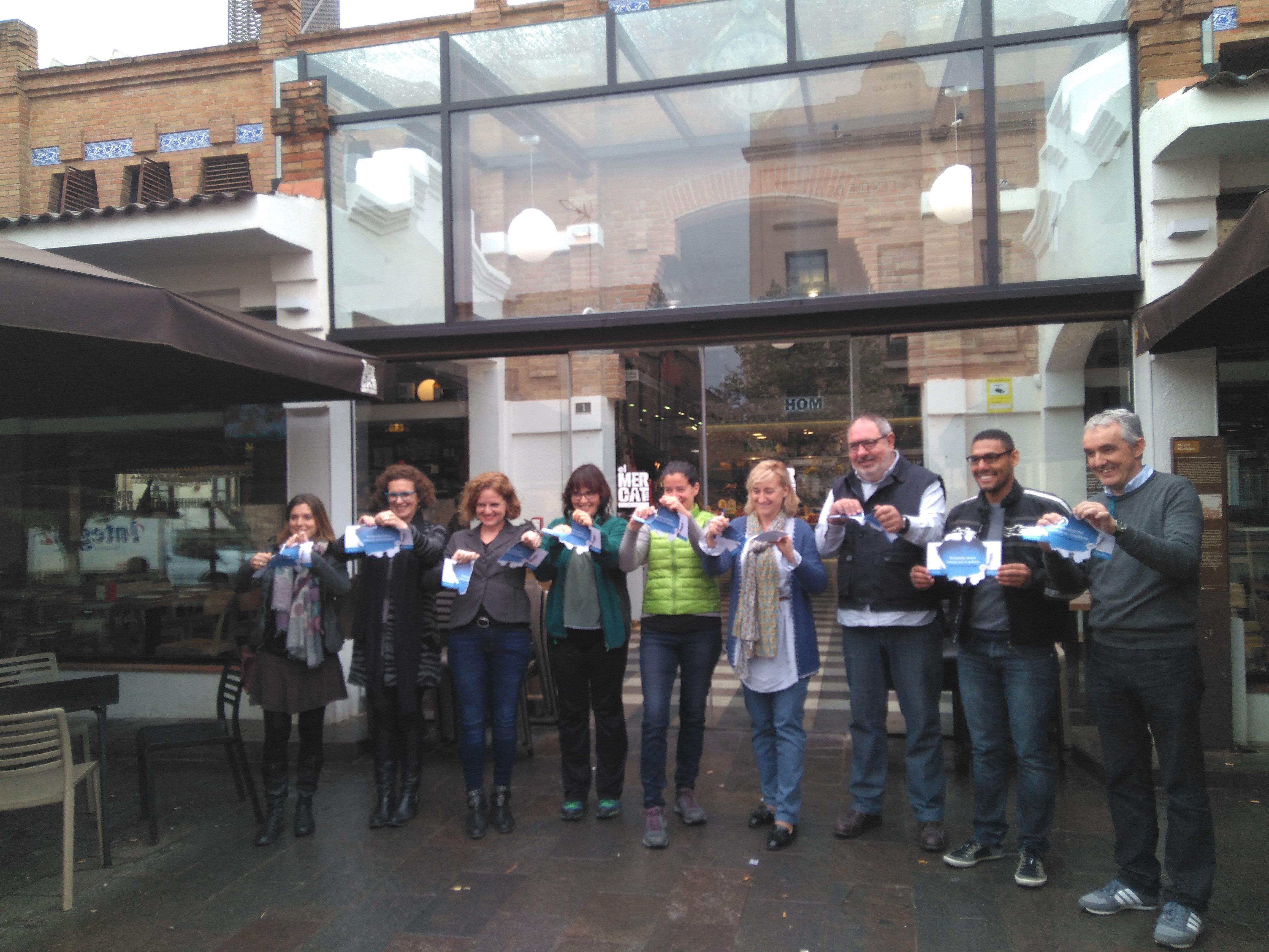 Representants de les entitats de Sant Cugat durant la presentació del Dia Mundial de l'Autisme 