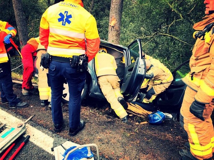 Bombers i SEM durant la intervenció a l'accident  FOTO: SEM