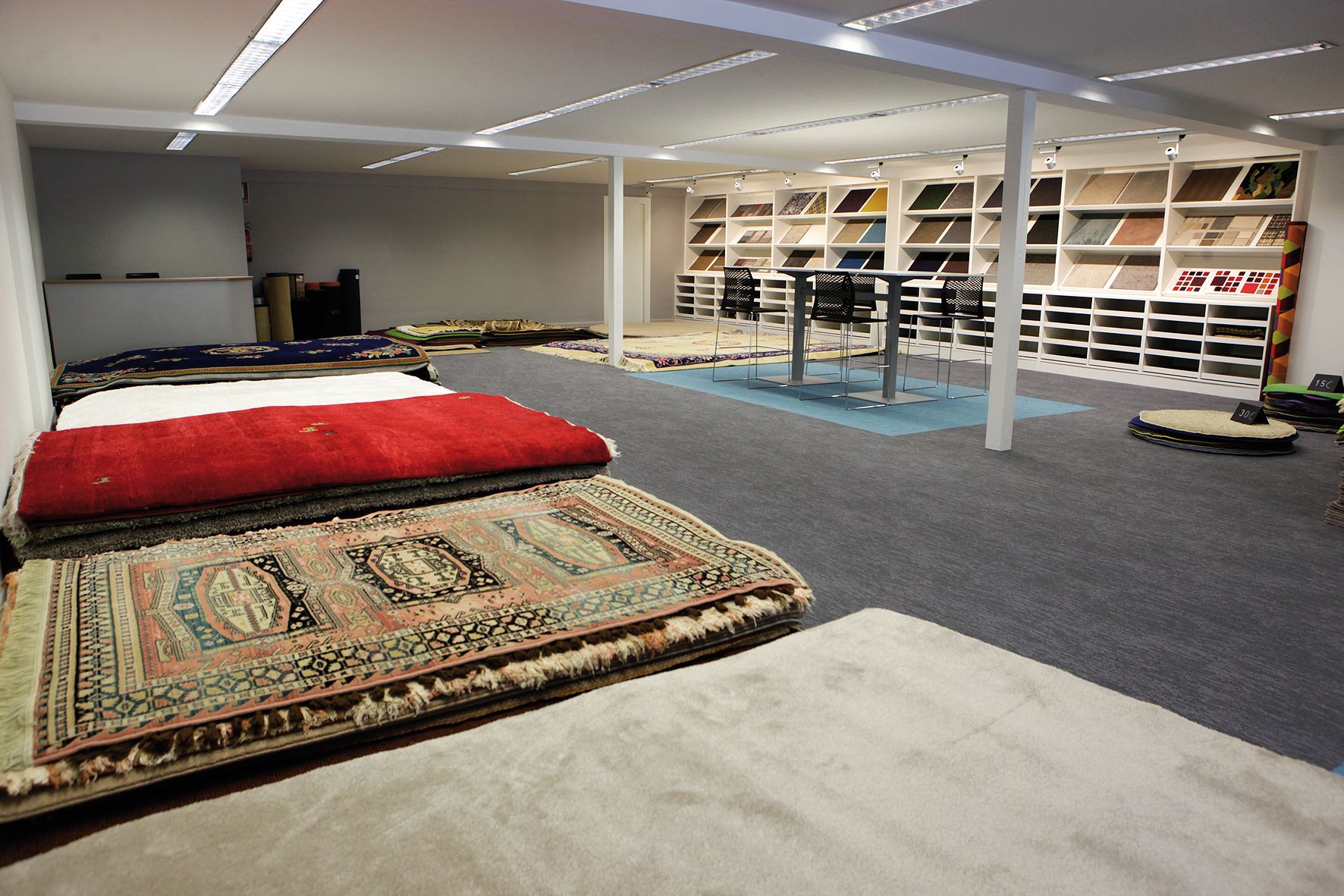 A l'outlet de Papiol s'ha posat a la venda una gran diversitat de catifes FOTO: Artur Ribera