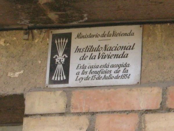 Una de les plaques del Ministerio de la Vivienda franquista a Sant Cugat FOTO: Cedida