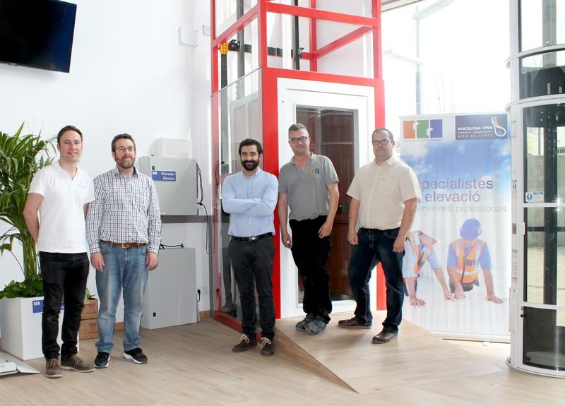 L'equip de Elevator General Company amb unn dels seus ascensors FOTO: Cedida