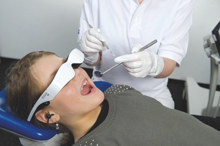 Les ulleres 3D a la consulta de Dentinova FOTO: Cedida