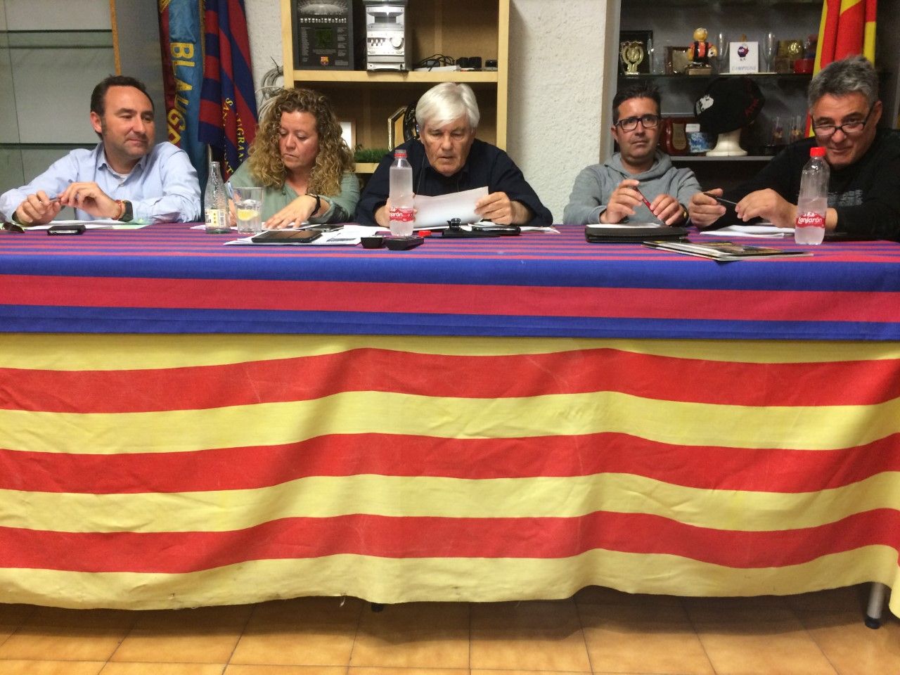 Josep Maria Félez, al mig de la imatge, és el president de la Penya Blaugrana Sant Cugat. FOTO: À. L. P.