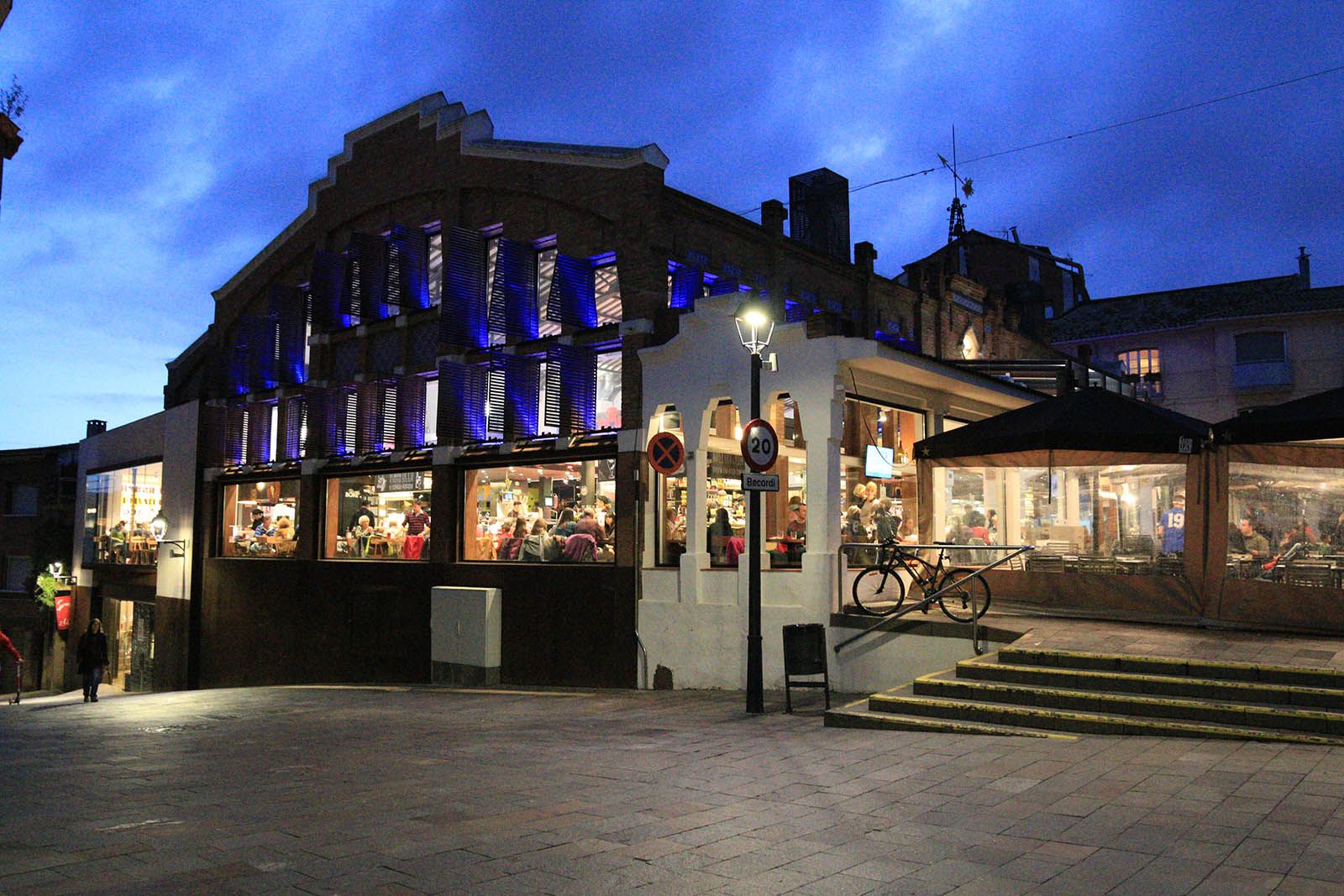 El Mercat Vell il·luminat de blau per al dia mundial de l'autisme. FOTO: Lali ÁLvarez