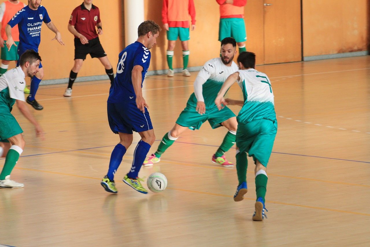 Manel Rion, en una acció del partit envoltat de jugadors del Cerdanyola Vallès FC. FOTO: Lali Álvarez
