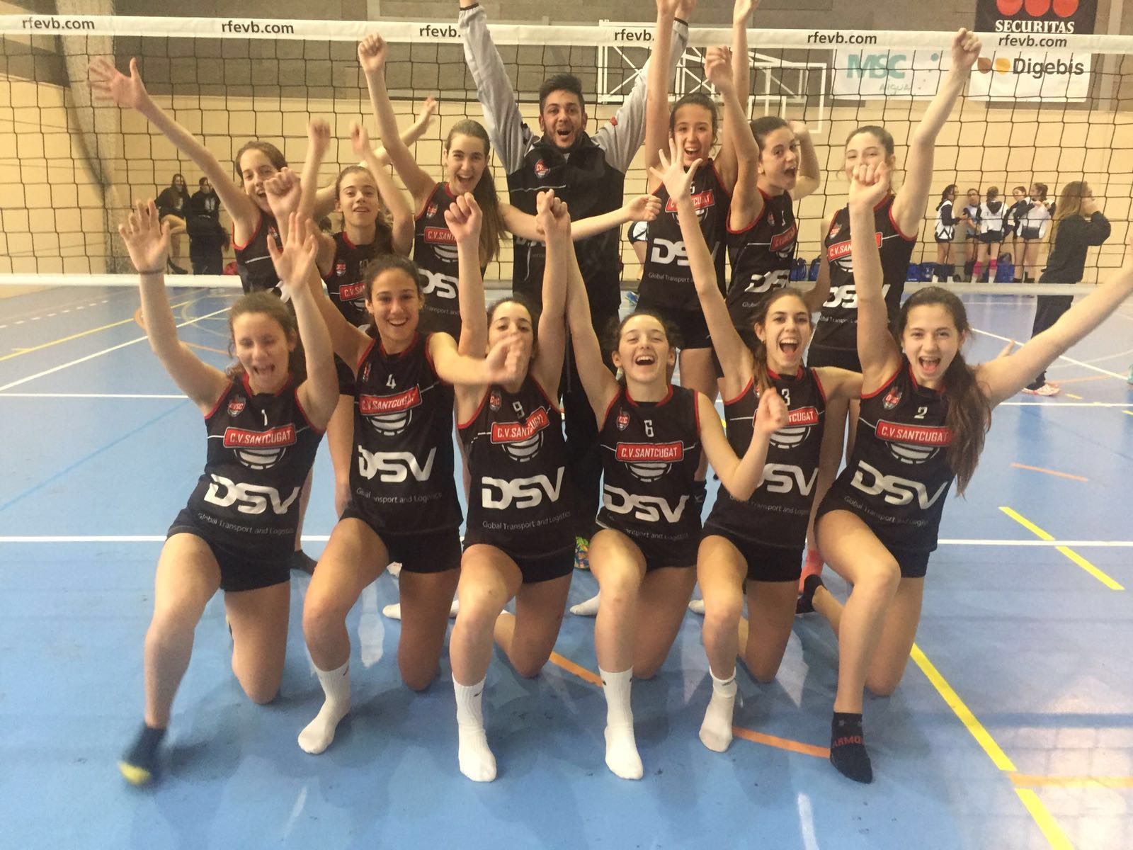 L'equip infantil A del DSV Club Voleibol Sant Cugat celebrant la lliga. FOTO: Pere Casajoana