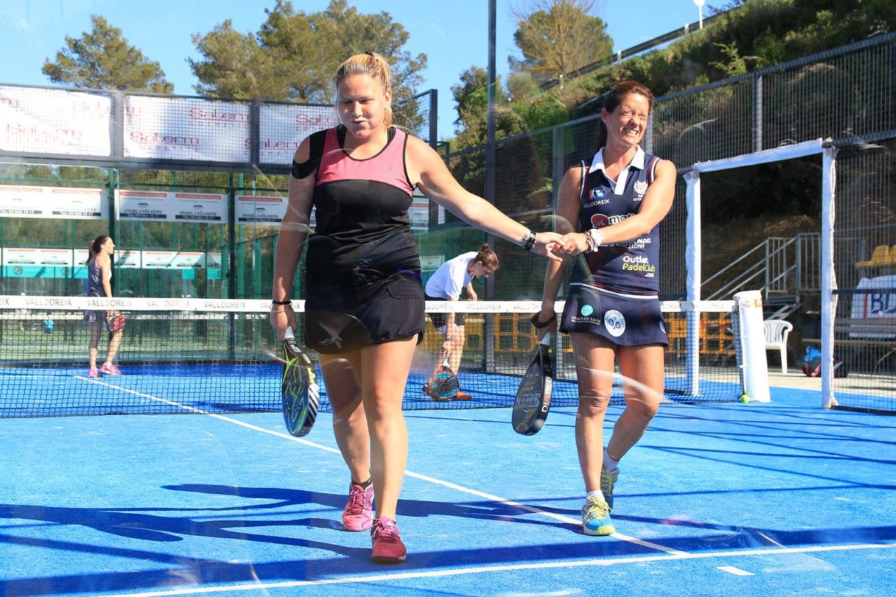 Aranzazu Osoro i Paula Eyheraguibel, en la celebració d'un punt en el Super Gran Slam Salerm Copsmètics de pàdel. FOTO: Lali Álvarez