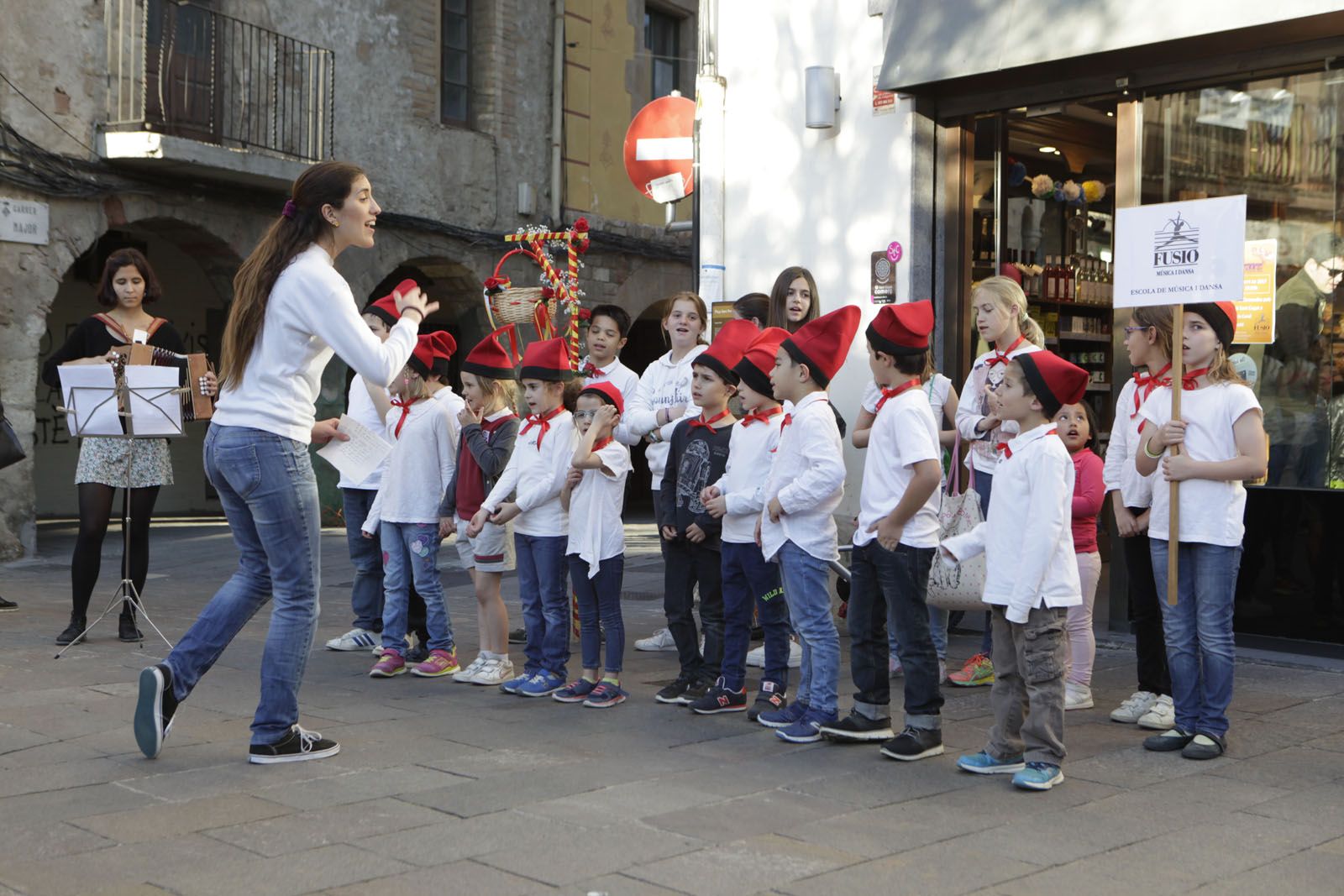Els alumnes de l'Escola Fusió han cantat Caramelles als carrers de Sant Cugat FOTO: Artur Ribera